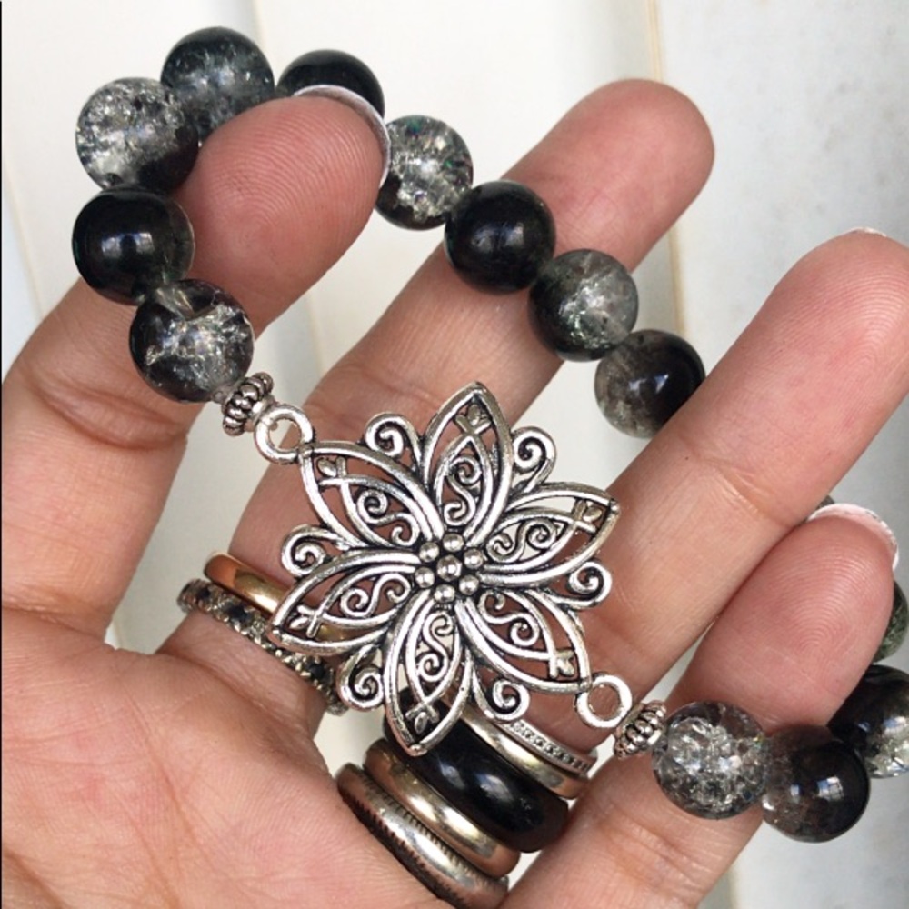 Lotus flower bracelet . Black and white austrian glass beads flower bracelet - Picture 3 of 9